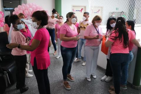 Profissionais vestidos de rosa em corredor #paratodosverem