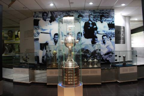 troféu da libertadores exposto #paratodosverem