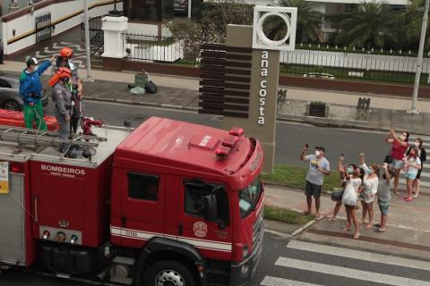 Nathan é saudado pelo público na Avenida Ana Costa. #pracegover