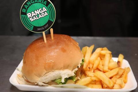 sanduíche em prato com batatas fritas. #paratodosverem