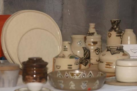 peças utilitárias em cerâmica decorada. #paratodosverem