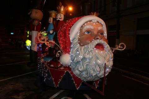 carro alegórico com a cara do papai noel e soldadinhos. #paratodosverem