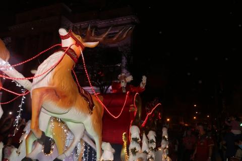 carro alegórico com grande rena que puxa o trenó do papai noel. #paratodosverem