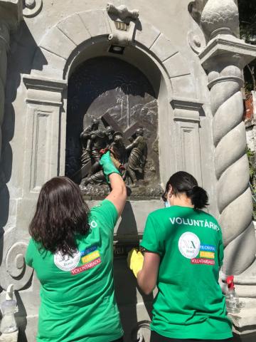 voluntários fazem o polimento em peças de bronze. #paratodosverem