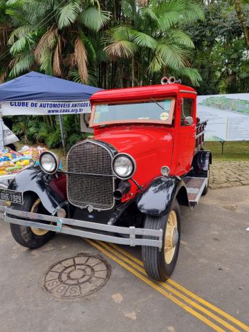 carro antigo em exposição. #paratodosverem