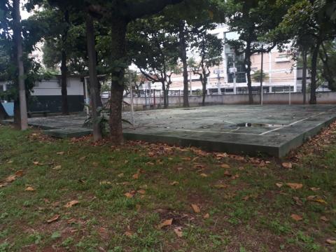 quadra de esportes ao lado de jardim. #paratodosverem