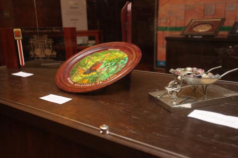 Objetos e peças de condecoração expostos em móvel envidraçado. #paratodosverem