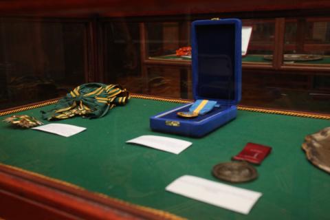 medalhas expostas em móvel. #paratodosverem