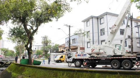 caminhão ao lado de canal #paratodosverem