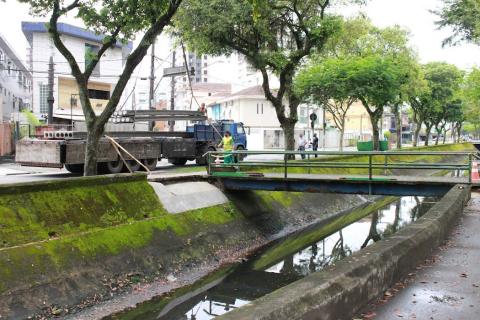 caminhão ao lado de canal e passarela #paratodosverem