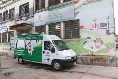 a van odontológica parada em frente à escola Maria Helena Roxo. #paratodosverem