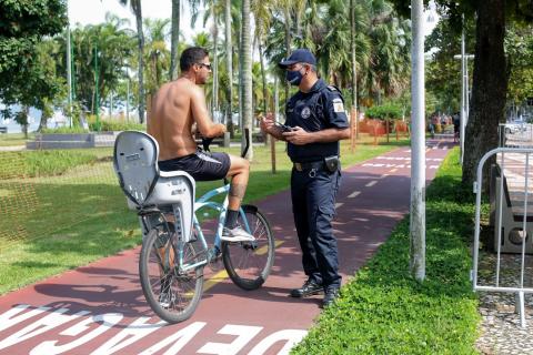 Guarda municipal conversa com ciclista que está sem máscara. #Paratodosverem