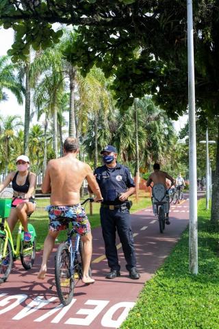 Guarda orienta ciclista na ciclovia. Outra bicicletas passam na faixa. #Paratodosverem