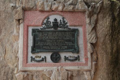 Placa afixada na rocha em 1902 para homenagear o início da povoação. #paratodosverem