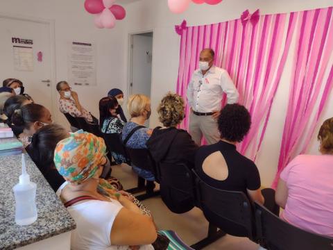 Homem palestra para várias mulheres sentadas #paratodosverem