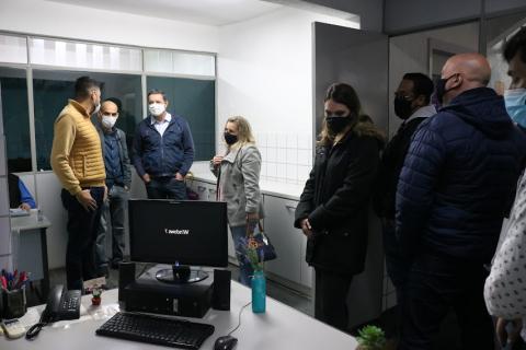 Prefeito e autoridades conversam dentro de sala da ouvidoria. #paratodosverem