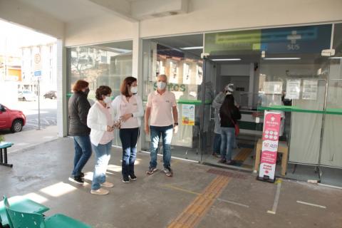 voluntários e munícipes na porta de policlínica. #paratodosverem