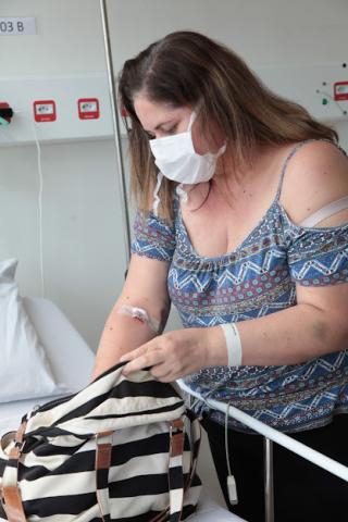 ainda dentro do quarto, paciente arruma bolsa para sair do hospital. #paratodosverem