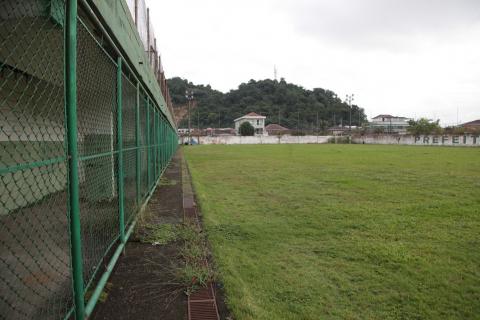 campo de futebol com gradil do lado esquerdo. #paratodosverem