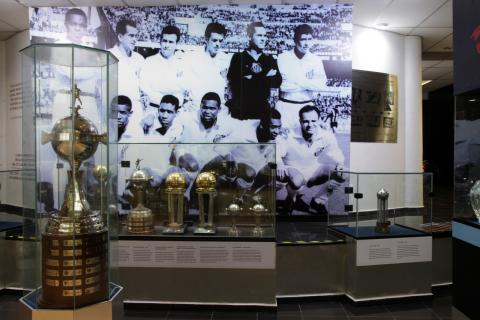 Troféus e fotos do Memorial das Conquistas do Santos. #paratodosverem