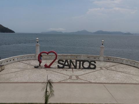 Monumento Eu amo Santos com mar ao fundo. #paratodosverem