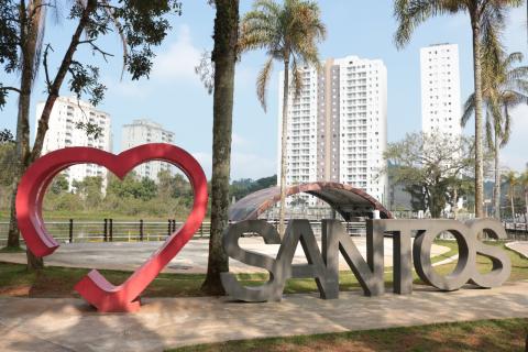 Monumento Eu amo Santos com Lagoa ao fundo. #paratodosverem