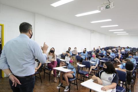 Prefeito fala para crianças em sala de aula #paratodosverem