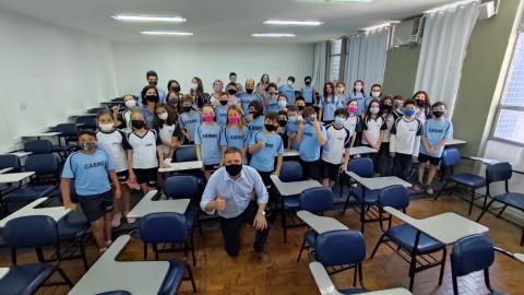 Prefeito posa com crianças em sala de aula #paratodosverem