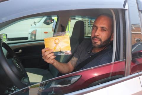 Motorista exibe panfleto do setembro amarelo #paratodosverem