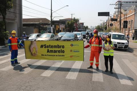 Funcionários exibem na rua faixa do setembro amarelo #paratodosverem