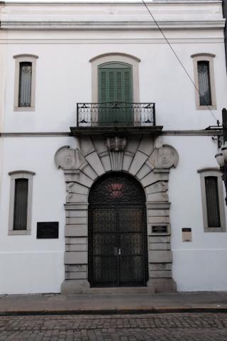 a fachada do pantheon dos andradas com a porta fechada. #paratodosverem