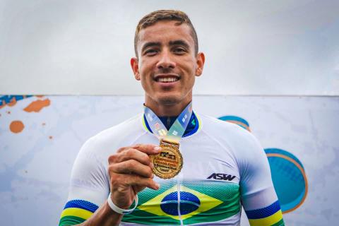 atleta mostra medalha #paratodosverem