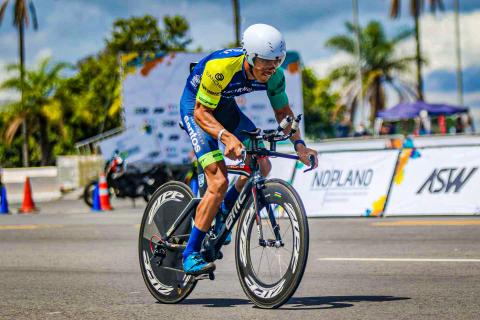 ciclista pedando na competição #paratodosverem