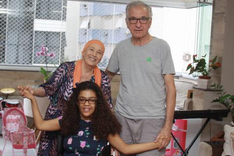 menina com os pais posam para foto. #paratodosverem