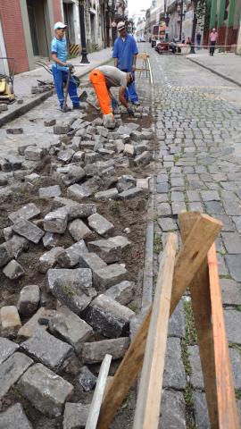 paralelepípedos soltos na lateral de rua. #paratodosverem