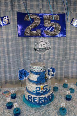 bolo de aniversário da escola, decorado e com o número 25 no topo. #paratodosverem