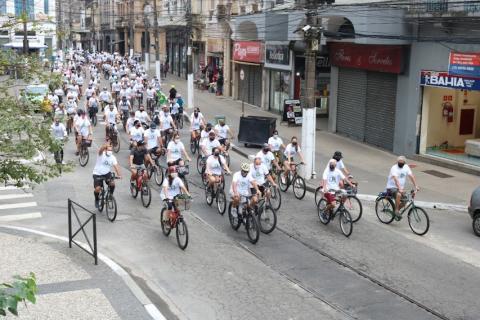 pessoas pedalando #paratodosverem