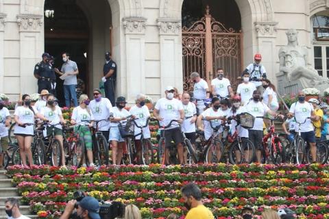 ciclistas na escadaria coberta de flores  #paratodosverem