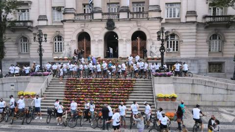 Ciclistas na frente da Prefeitura #paratodosverem