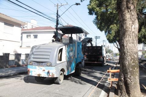 Maquinário realiza trabalho na via. #paratodosverem