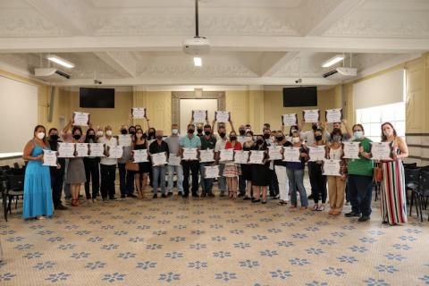 servidores posam para foto segurando certificados.  #paratodosverem