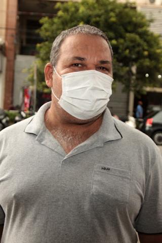 homem posa para foto usando  máscara. #paratodosverem