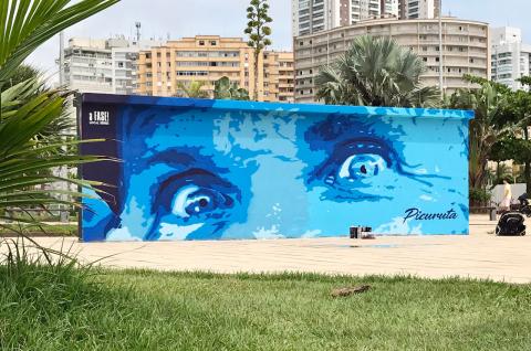 Painel grafitado com olhar do surfista Picuruta Salazar no Emissário. #paratodosverem