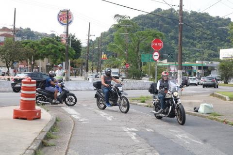 motociclistas sobre as motos acessando área de orientação. #paratodosverem