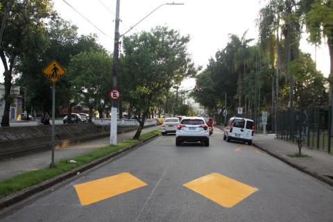 pintura no solo em primeiro plano e placa à esquerda indicando para o uso da faixa. #paratodosverem