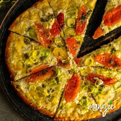 close de pizza cortada em fatias. Uma delas está sendo retirada do prato. #paratodosverem