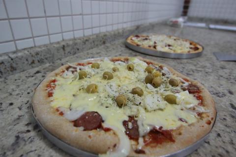 duas pizzas prontas sobre bancada. #paratodosverem
