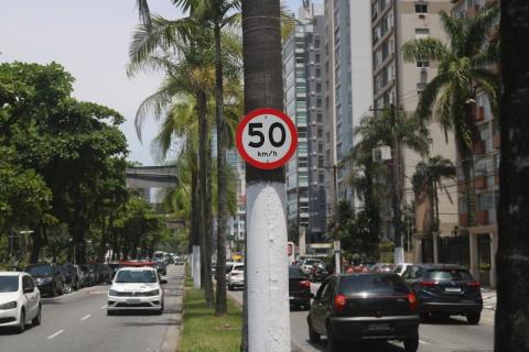 placa afixada em poste no canteiro central indicando limete de 50km por hora para velocidade. #paratadoresverem