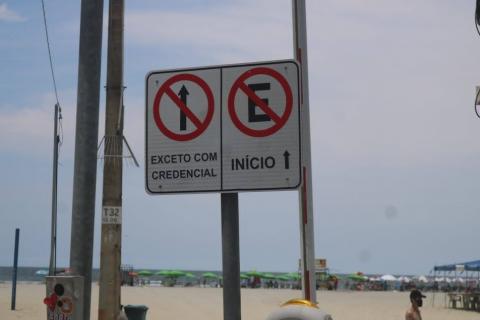 duas placas indicam proibição para estacionamento e para veículos seguirem no sentido da areia. #paratodosverem