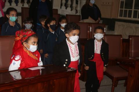 Alunos da escola posam para foto. Alguns estão com roupas típicas portuguesas e outros estão com o uniforme do município. #paratodosverem